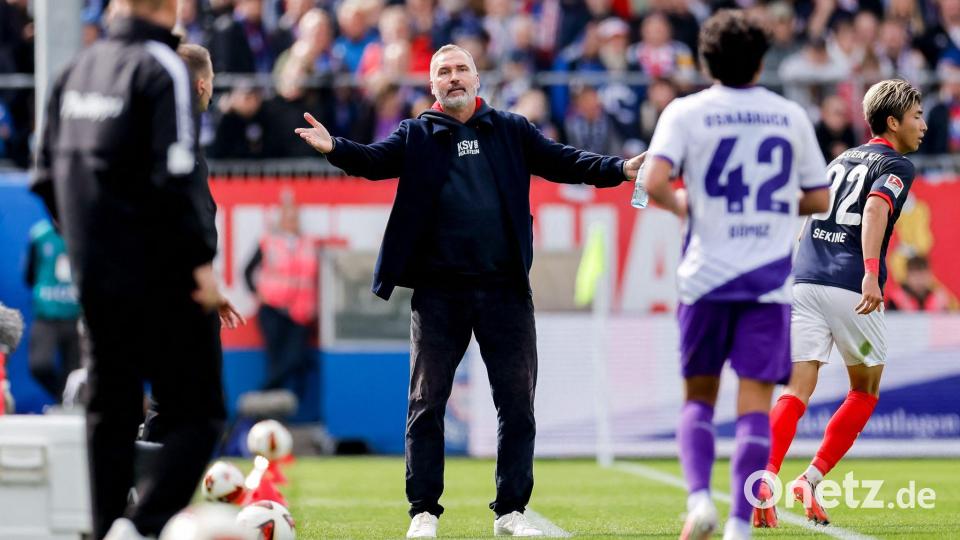 Kiels Trainer Tim Walter gestikuliert am Spielfeldrand. Bild: Philipp Szyza/dpa