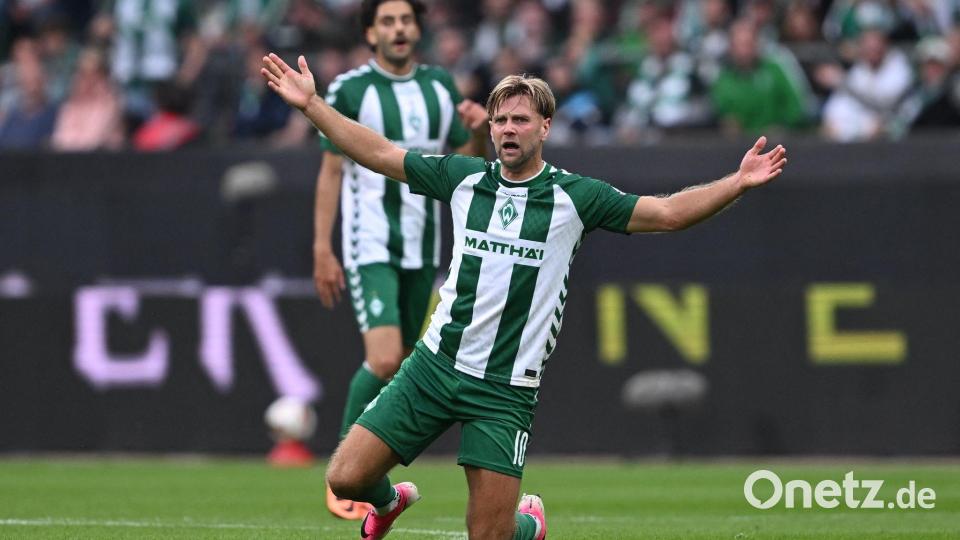 Schon wieder getroffen: Werders Stürmer Niclas Füllkrug im Spiel gegen den FC Augsburg. Bild: David Inderlied/dpa
