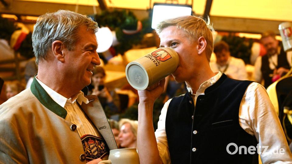 CSU-Chef Söder schaut Krause beim Trinken zu. Bild: Sven Hoppe/dpa