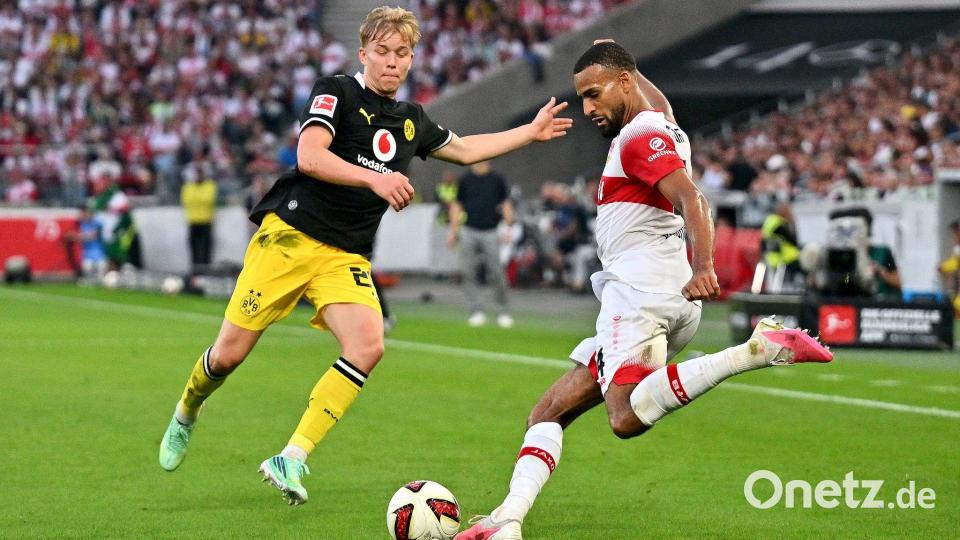 Bloß weg damit: Stuttgarts Josha Vagnoman (r) holt aus, beobachtet von BVB-Spieler Daniel Svensson. Bild: Jan-Philipp Strobel/dpa