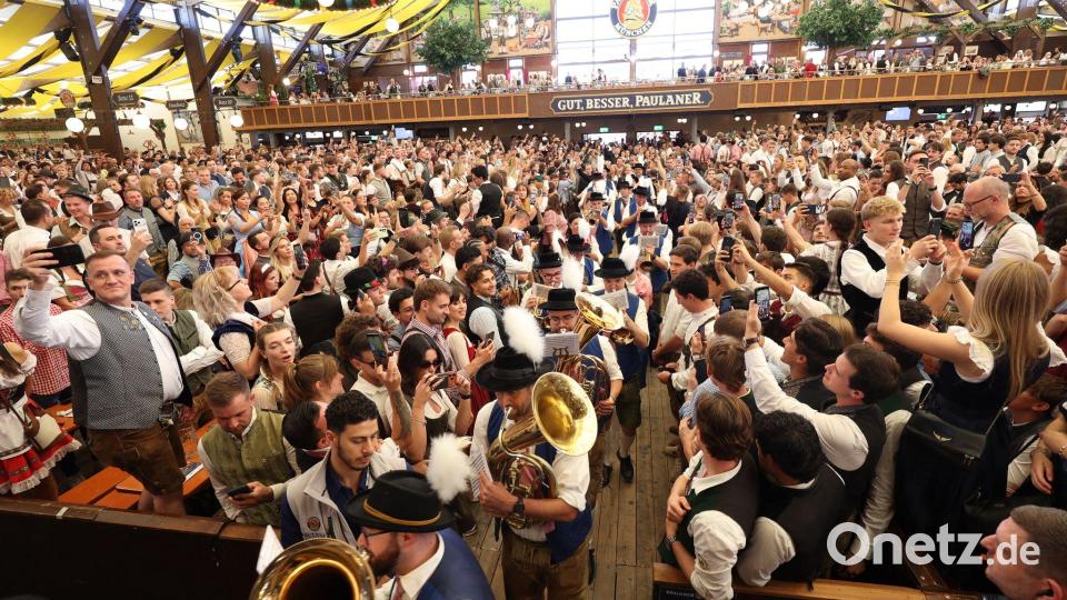 Die Festzelte sind schon gut gefüllt. Bild: Karl-Josef Hildenbrand/dpa
