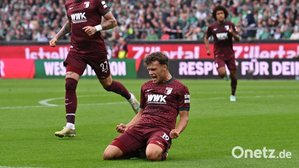 Robin Fellhauer (FC Augsburg, vorn) jubelt nach seinem Tor zum 0:1. Bild: David Inderlied/dpa