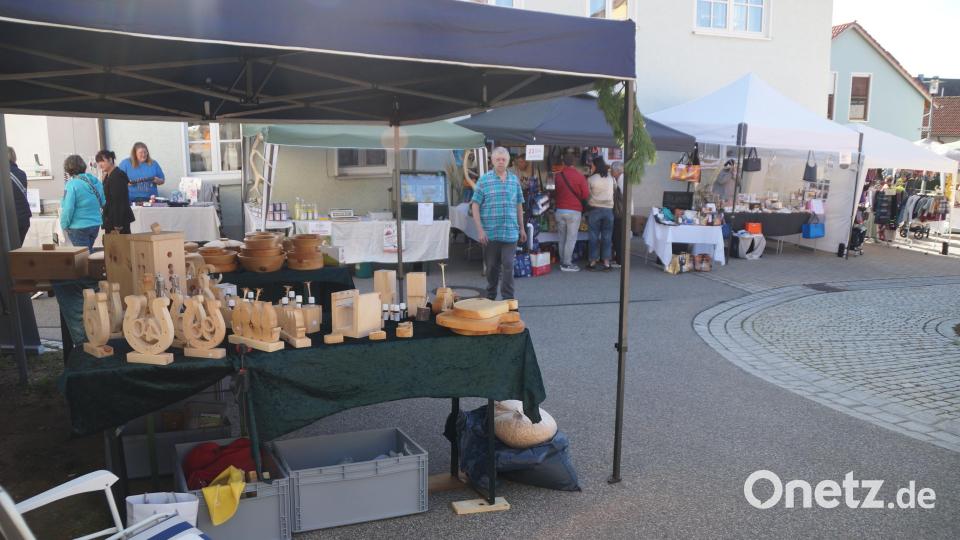 Der Regional- und Kunsthandwerkermarkt lockte mit seinem umfangreichen Angebot wieder zahlreiche Besucherinnen und Besucher nach Gleiritsch. Bild: Elfriede Weiß