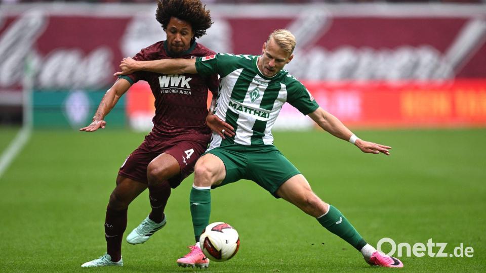Im Zweikampf: Han-Noah Massengo vom FC Augsburg (l) und der Bremer Marco Grüll. Bild: David Inderlied/dpa