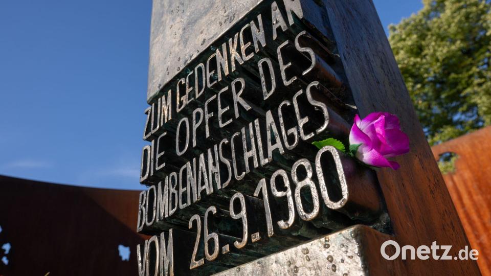 Am Mahnmal für die Opfer des Wiesn-Attentats lässt OB Krause seine Kutsche halten. (Archivbild) Bild: Peter Kneffel/dpa