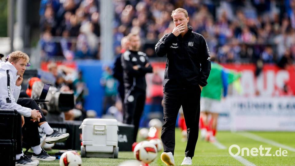 VfL-Trainer Timo Schultz reagiert am Spielfeldrand. Bild: Philipp Szyza/dpa