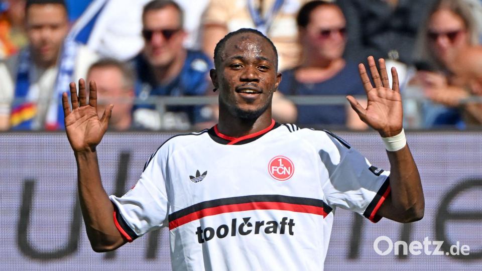 Hoch die Hände, Wochenende: Nürnbergs Mohamed Ali Zoma traf auch an diesem wieder. Bild: Uli Deck/dpa