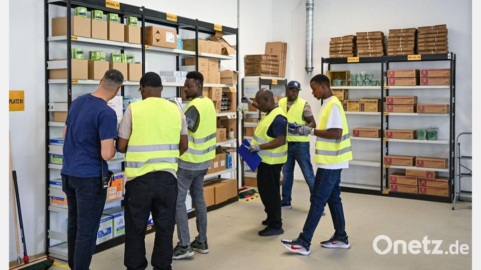 Viel ist in den vergangenen zehn Jahren über den sogenannten Spurwechsel vom Asylverfahren in die Erwerbsmigration gestritten worden. In Branchen wie Gastronomie, Pflege, Transport und Logistik herrscht Arbeitskräftemangel. (Symbolbild) Bild: Patrick Pleul/dpa
