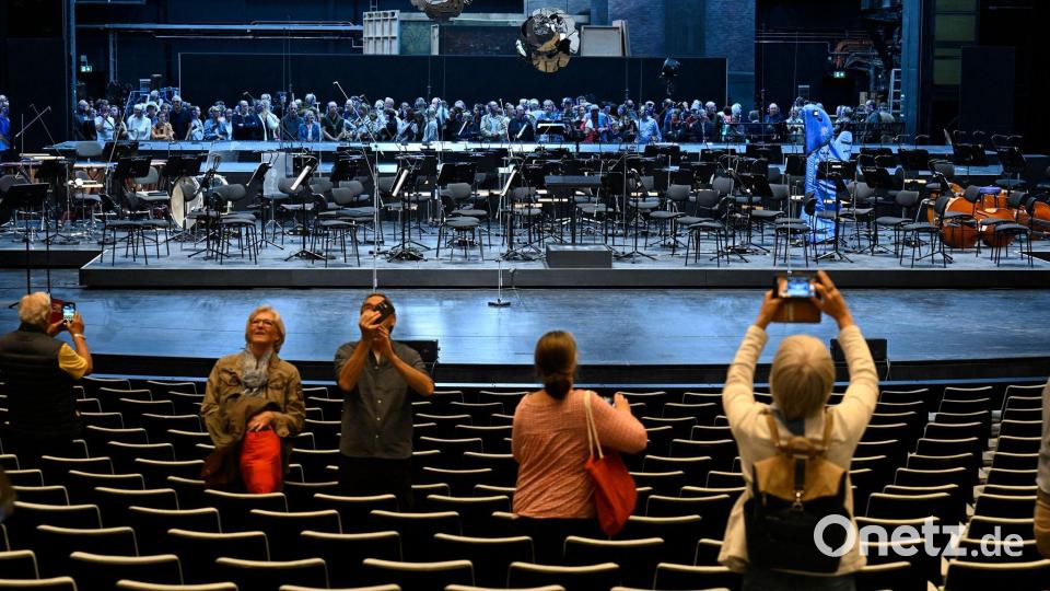 Besucherinnen und Besucher konnten auch einen Blick hinter die Kulissen werfen. Bild: Roberto Pfeil/dpa