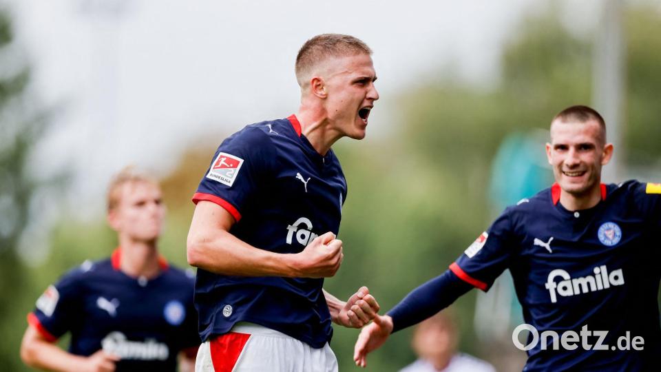 Der Kieler Phil Harres bejubelt seinen Elfmeter-Treffer zum 1:0. Bild: Philipp Szyza/dpa