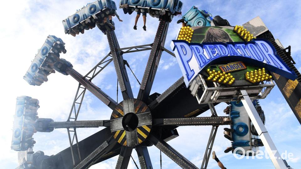 In dem Fahrgeschäft hingen manche Gäste für einige Minuten kopfüber fest. Bild: Felix Hörhager/dpa