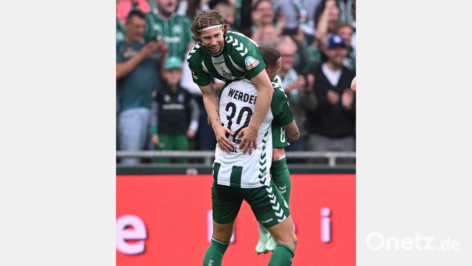 Der Siegtorschütze wird gefeiert. Bild: David Inderlied/dpa