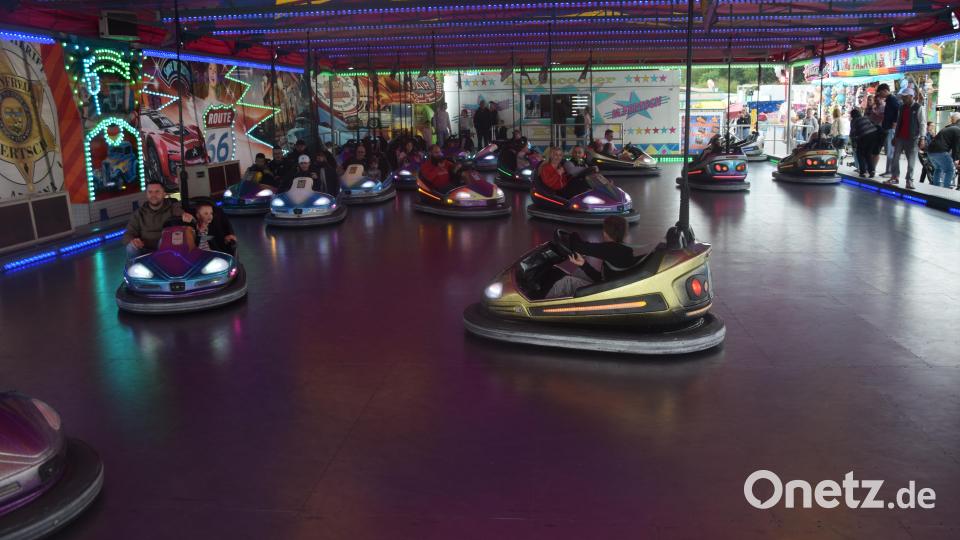 Eines der Traditionsfahrgeschäfte, der Autoscooter, gehört zum Volksfest. Bild: Ernst Frischholz