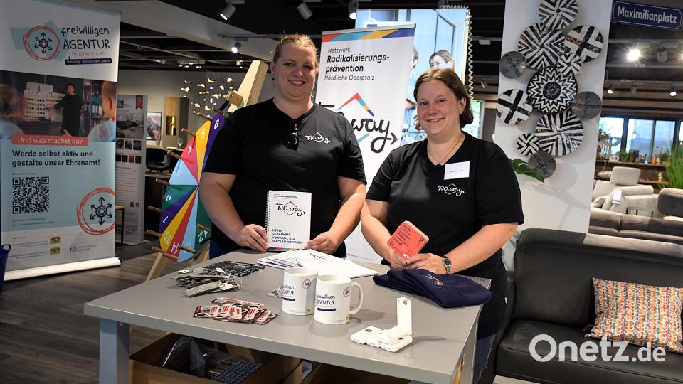 Michaela Hahn und Christina Ponader (von links) hatten viel Freude an der Aktion. Bild: Ulla Britta Baumer