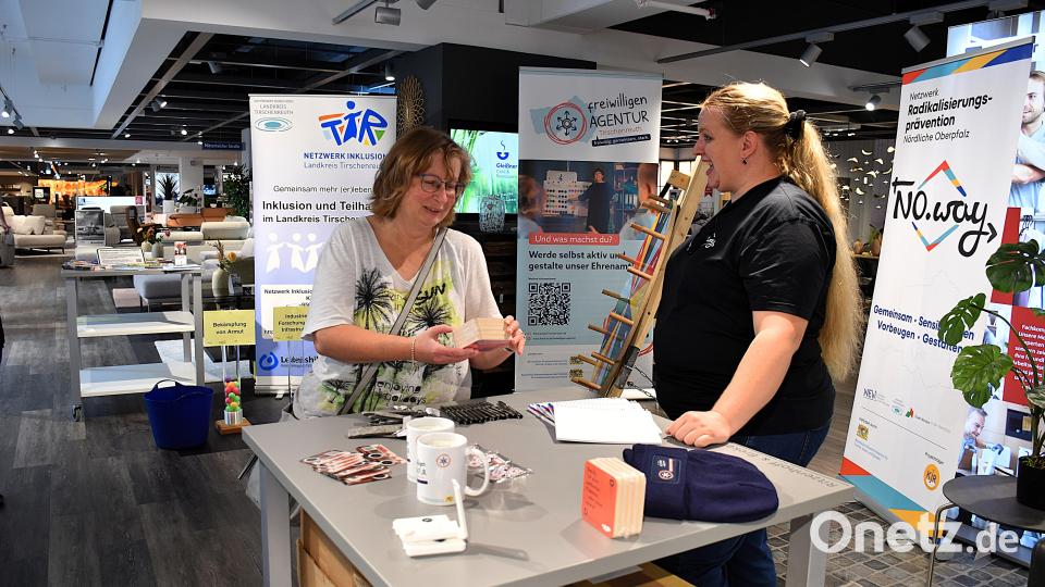 Sabine Bayer aus Marktredwitz (links) bekam anschließend ein kleines Geschenk überreicht. Bild: Ulla Britta Baumer