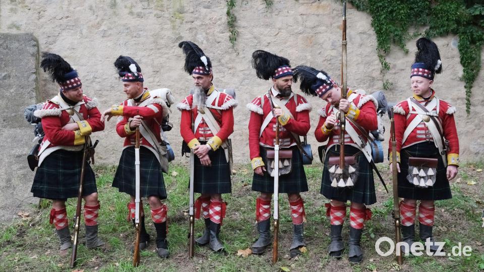 Darsteller schottischer Soldaten nehmen an den 25. Highland Games im Schlosspark Trebsen teil. Bild: Sebastian Willnow/ dpa/dpa