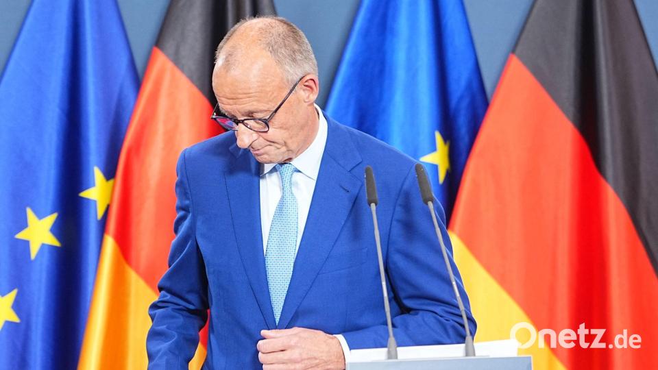 Bundeskanzler Merz verlässt nach einer Ansprache zu den Wahlen in Berlin und Mecklenburg-Vorpommern die Bühne. Bild: Michael Kappeler/dpa