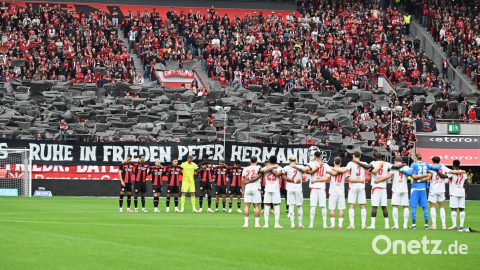 Die Spieler von Bayer Leverkusen und RB Leipzig gedachten Peter Hermann vor der Partie mit einer Schweigeminute. Bild: Federico Gambarini/dpa
