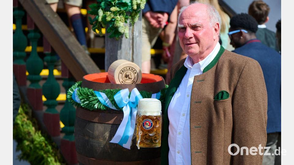 Der FC-Bayern feierte auf der Wiesn - mit dabei Expräsident Hoeneß Bild: Sven Hoppe/dpa