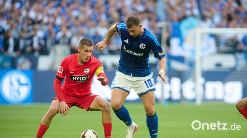 Edin Dzeko (r) wurde von seinen Mitspielern immer wieder in den Spielaufbau einbezogen. Bild: Bernd Thissen/dpa