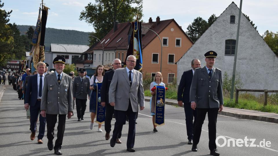 Der Kirchenzug zum 150-jährigen Gründungsjubiläum der SKK Nabburg wurde angeführt vom 1. Vorsitzenden Marcel Meier (rechts), Festleiter und Ehrenmitglied Karl Beer (Mitte) und dem Vorsitzenden des Patenvereins Georg Köppl.(links). Bild: Richard Braun
