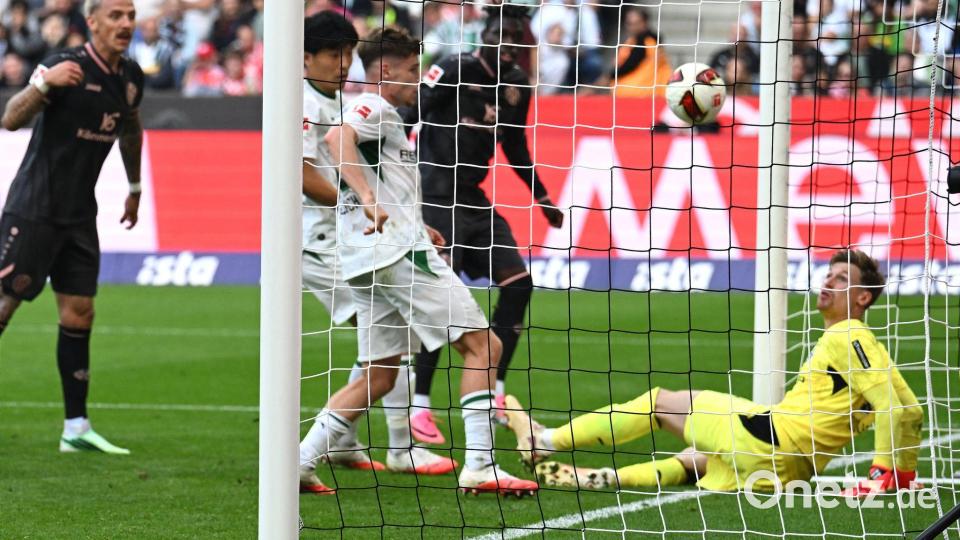 Immer wieder schaut die Borussia nur hinterher und bekommt einfache Gegentore. Bild: Federico Gambarini/dpa