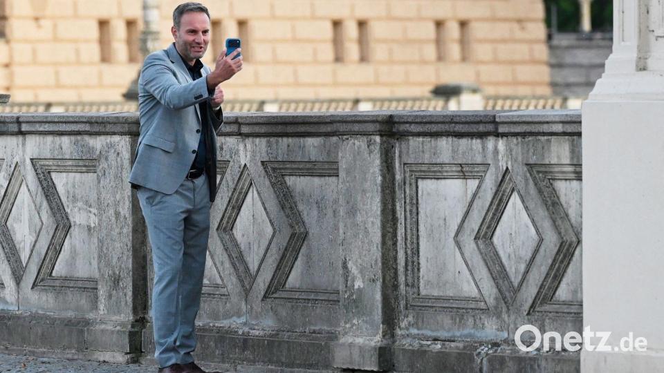 Vor dem TV-Studio: Schult filmt sich selbst Bild: Christophe Gateau/dpa
