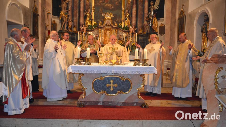 Abt Athanasius Berggold (Mitte) war Hauptzelebrant des 22. Großen Gebetstages um die Seligsprechung der Therese Neumann. Mit am Altar standen unter anderem Abt Filip Zdenek Lobkowicz (Dritter von links), Domvikar Bastian Neumann (Vierter von links), Regionaldekan Georg Flierl (rechts) und Monsignore Georg Schwager (links). Bild: Josef Rosner