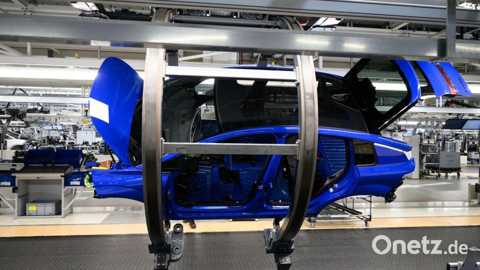 Der Umsatz von Volkswagen, Mercedes-Benz und BMW ist im ersten Halbjahr gesunken. (Archivbild) Bild: Lukas Barth-Tuttas/dpa