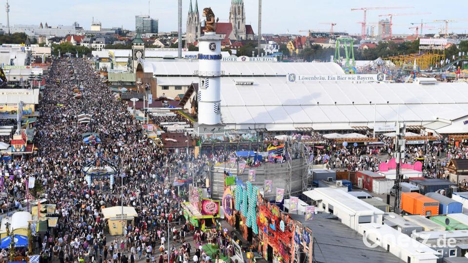 Dichtes Treiben auf dem Festgelände am ersten Tag. Bild: Felix Hörhager/dpa