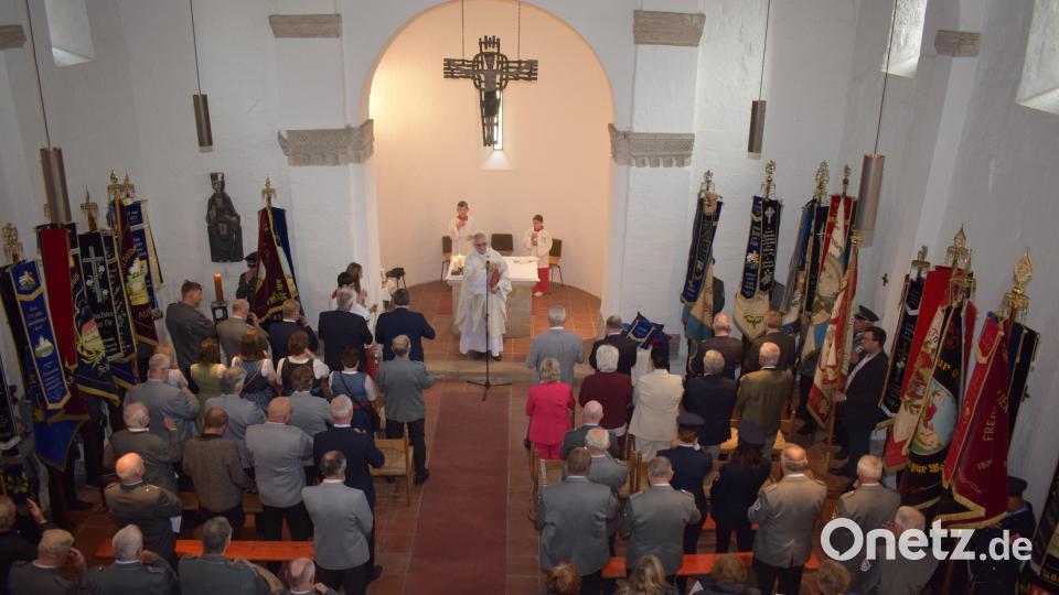 Den Festgottesdienst zum Gründungsjubiläum der SKK Nabburg zelebrierte Stadtpfarrer Hannes Lorenz. Bild: Richard Braun