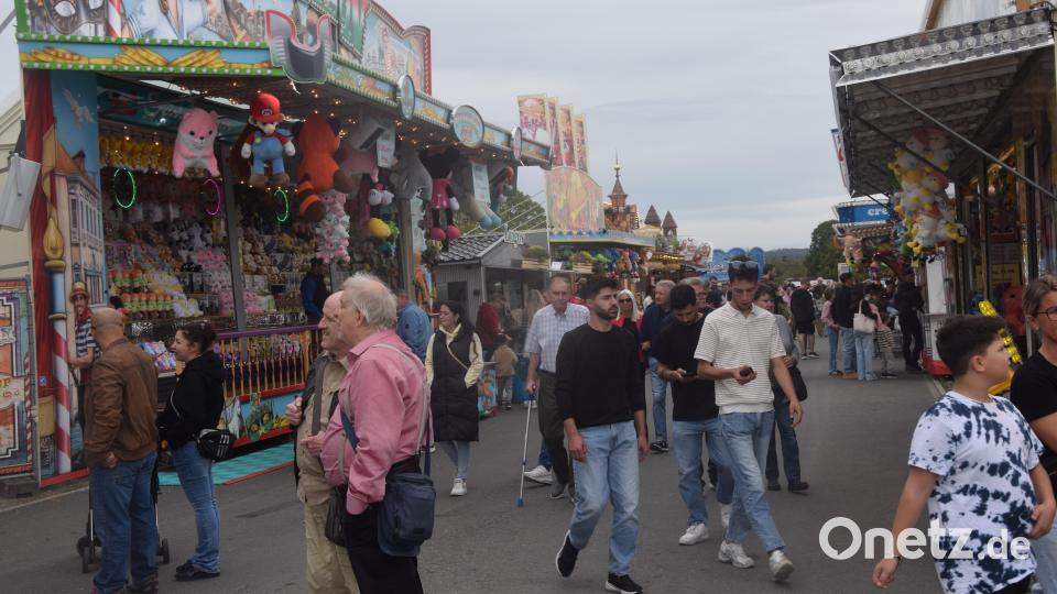 Bestens frequentiert Sonntagnachmittag ist die Festmeile "Volksfest". Die Besucher genossen die Atmosphäre. Bild: Ernst Frischholz