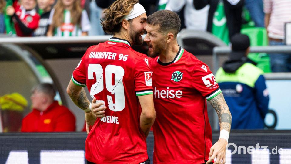 Jubel bei Hannover 96: Marcel Hartel (r) freut sich zusammen mit Kolja Oudenne über sein Tor zum 2:0 gegen den VfL Bochum. Bild: Michael Matthey/dpa