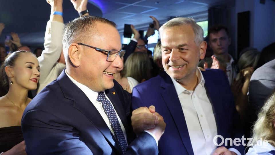 AfD-Co-Chef Tino Chruppalla (links) spricht von einem „sensationellen Ergebnis“ für seine Partei und feiert mit Mecklenburg-Vorpommerns AfD-Wahlsieger Leif-Erik Holm. Bild: Jens Büttner/dpa