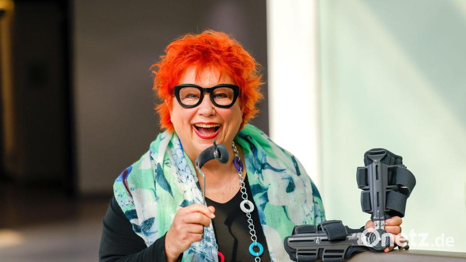 Barbara Salesch trug bei ihrem TV-Dreh eine sogenannte Orthese - heute kann sie darüber lachen. Bild: Thomas Banneyer/dpa