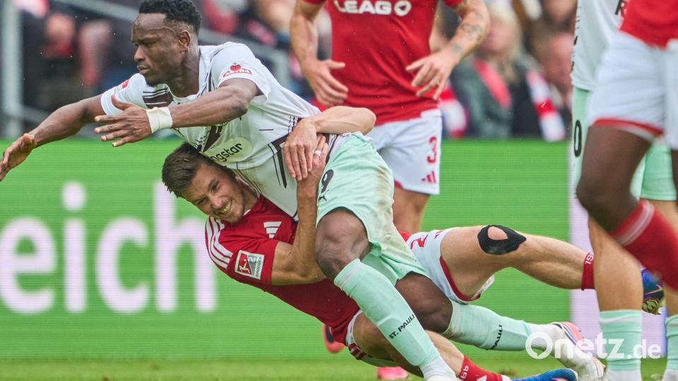 Cottbus und St. Pauli lieferten sich ein energisches Spiel. Bild: Robert Michael/dpa