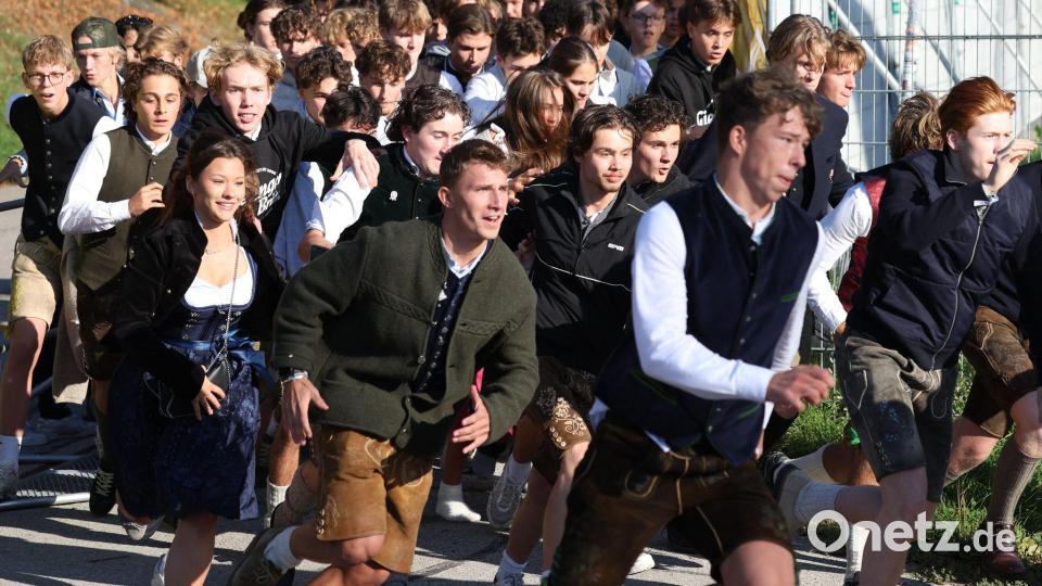 Oktoberfest 2026: Besucher stürmen zum Wiesn-Auftakt die Festwiese. Bild: Karl-Josef Hildenbrand/dpa
