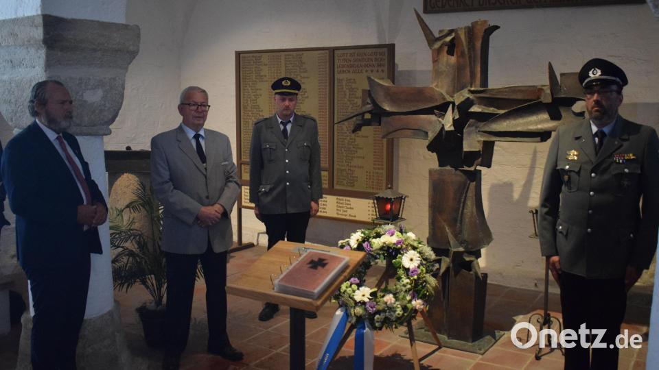 Zu Ehren der Gefallenen beider Weltkriege wurde am Kriegerdenkmal in der Nikolauskirche ein Kranz niedergelegt. Bild: Richard Braun