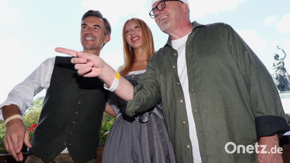 Eine Wiesn ohne Promis? Geht nicht. Hier lächeln Florian Silbereisen, Anna Ermakova und DJ Ötzi. Bild: Karl-Josef Hildenbrand/dpa