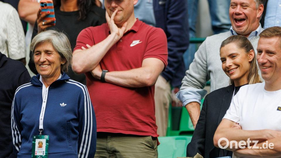 Zverevs Mutter Irina (l) hatte beim Davis Cup eine besondere Aufgabe. Bild: Friso Gentsch/dpa