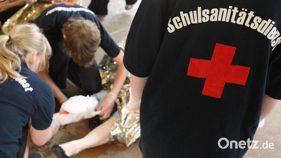 Fachleute fordern, dass alle Schüler verpflichtend Wiederbelebungsmaßnahmen in der Schule lernen. (Symbolbild) Bild: Friso Gentsch/dpa