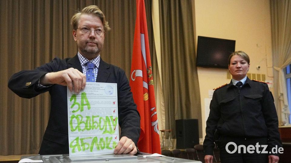 Wahlen in Russland: Jabloko-Chef Rybakov gibt in St. Petersburg Stimmzettel mit Aufschrift „Für die Freiheit“ ab Bild: Dmitri Lovetsky/AP/dpa
