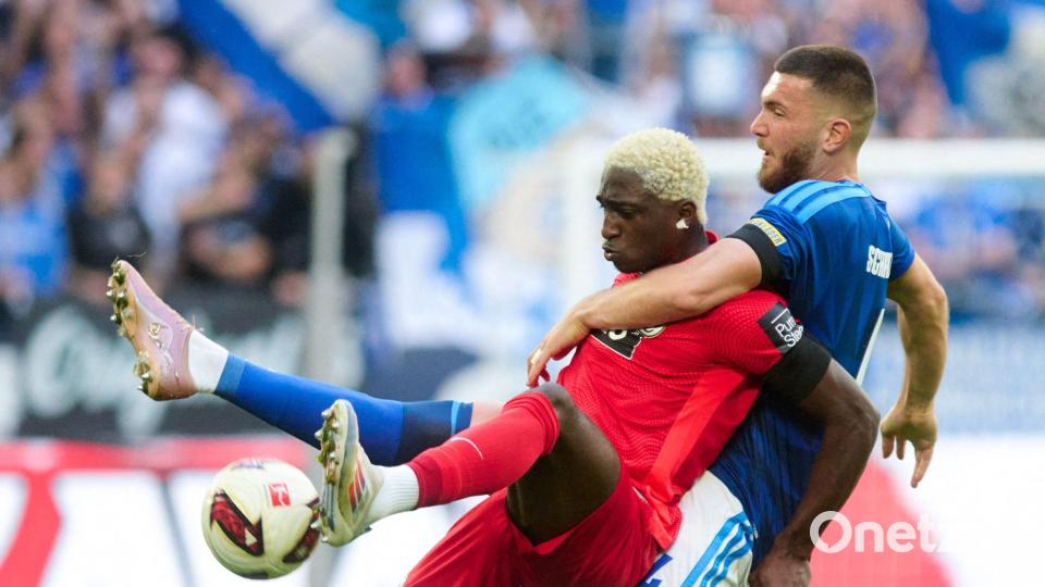 Schalker und Elversberger lieferten sich viele enge Duelle. Bild: Bernd Thissen/dpa