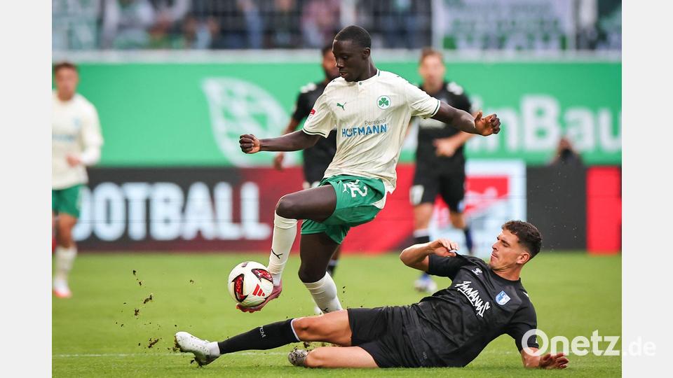 Fürths Omar Sillah (links) und Tobias Müller aus Magdeburg kämpfen um den Ball. Bild: Daniel Karmann/dpa
