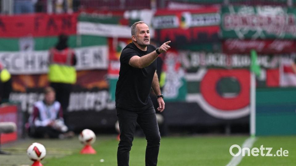 Augsburgs Trainer Manuel Baum bei der 2:3-Niederlage in Bremen. Bild: David Inderlied/dpa