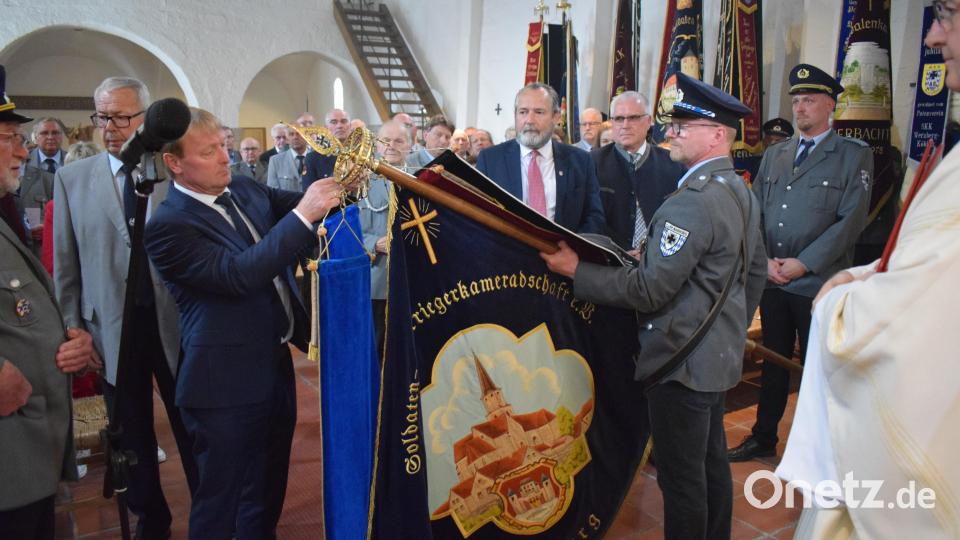 Bürgermeister Markus Schiesl befestigte das Erinnerungsband des Patenvereins SKK Altendorf an der Fahne des Jubelvereins. Bild: Richard Braun