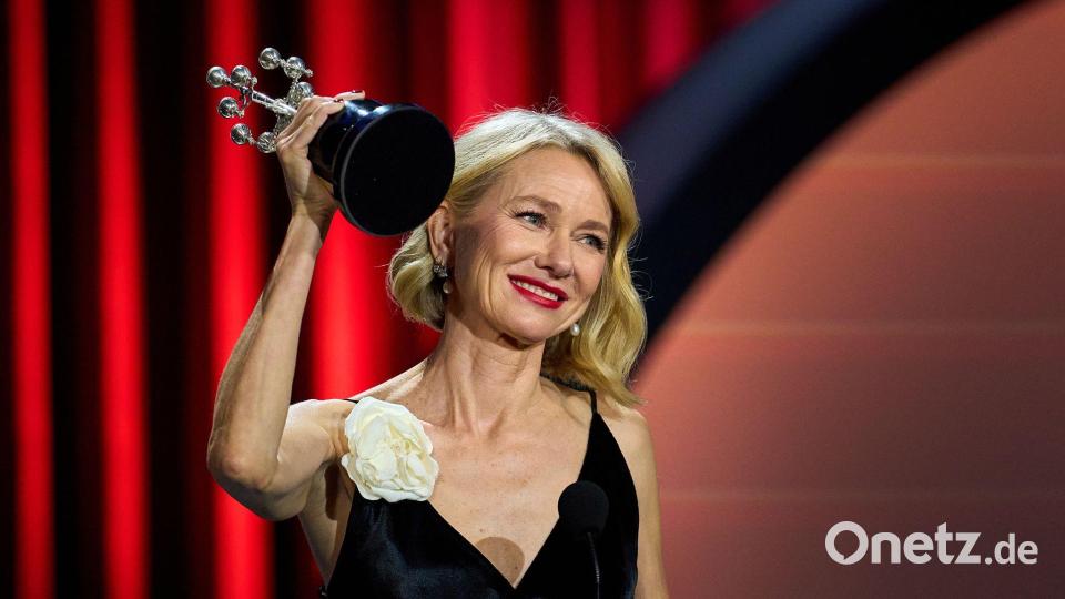 Naomi Watts nimmt während der 74. Filmfestspiele von San Sebastián den Donostia-Preis entgegen. Bild: Miguel Osés/AP/dpa