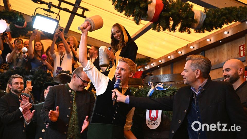 Dominik Krause (M, Bündnis 90/Die Grünen), Oberbürgermeister von München, beim traditionellen Anstich des ersten Bierfasses im Schottenhamel. Bild: Sven Hoppe/dpa