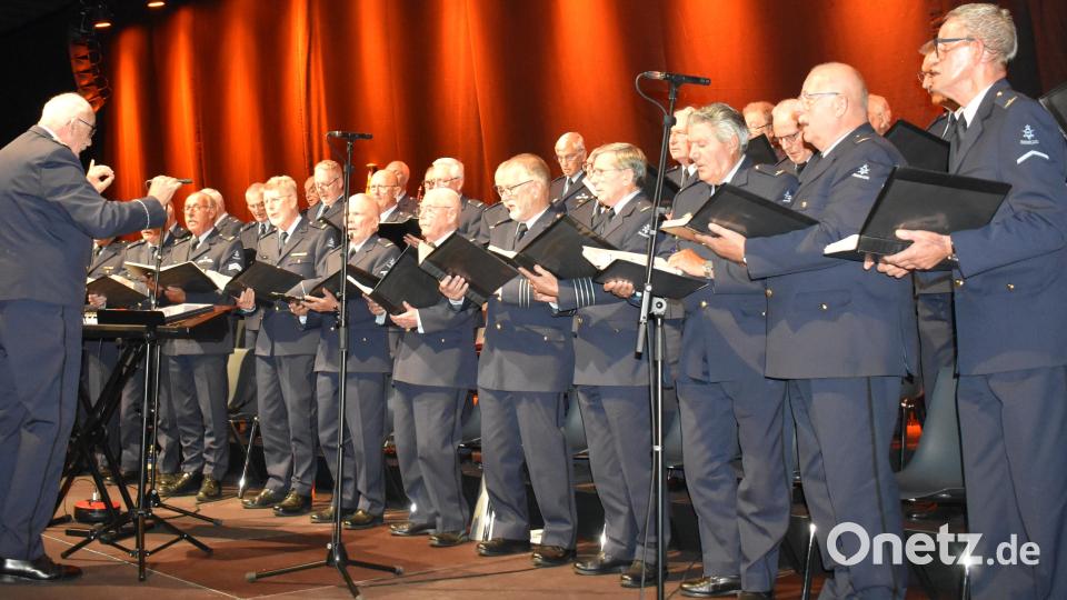 Zum ersten Mal trat der "Luchtmacht Mannenkoor", der Chor der Königlich Niederländischen Luftwaffe, in der Stadthalle Grafenwöhr auf. Bild: Renate Gradl