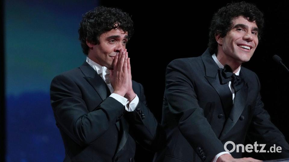 Ihr Film gewann in Toronto. Bei der Preisverleihung waren die beiden nicht. Hier sieht man Javier Ambrossi (l) und Javier Calvo in Cannes. Bild: Andreea Alexandru/Invision/AP/dpa